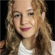 Proactiva, responsable, didáctica, amable, amante del arte. Primaria